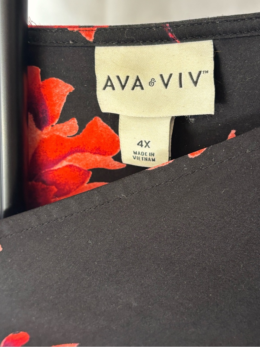Ava & Viv Black V-Neck Blouse w/ Orange-Red Floral Print Plus Size - Picture 3 of 3